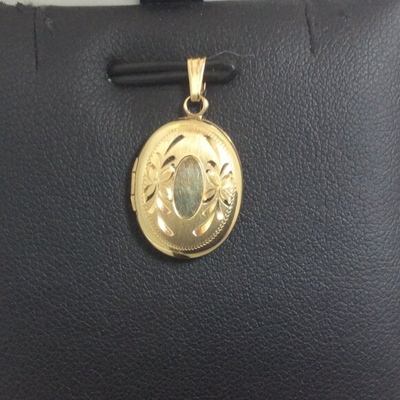 Ladies 14k Yellow Real Gold Oval opening Locket Charm Pendant 2.10 grams - Picture 1 of 7